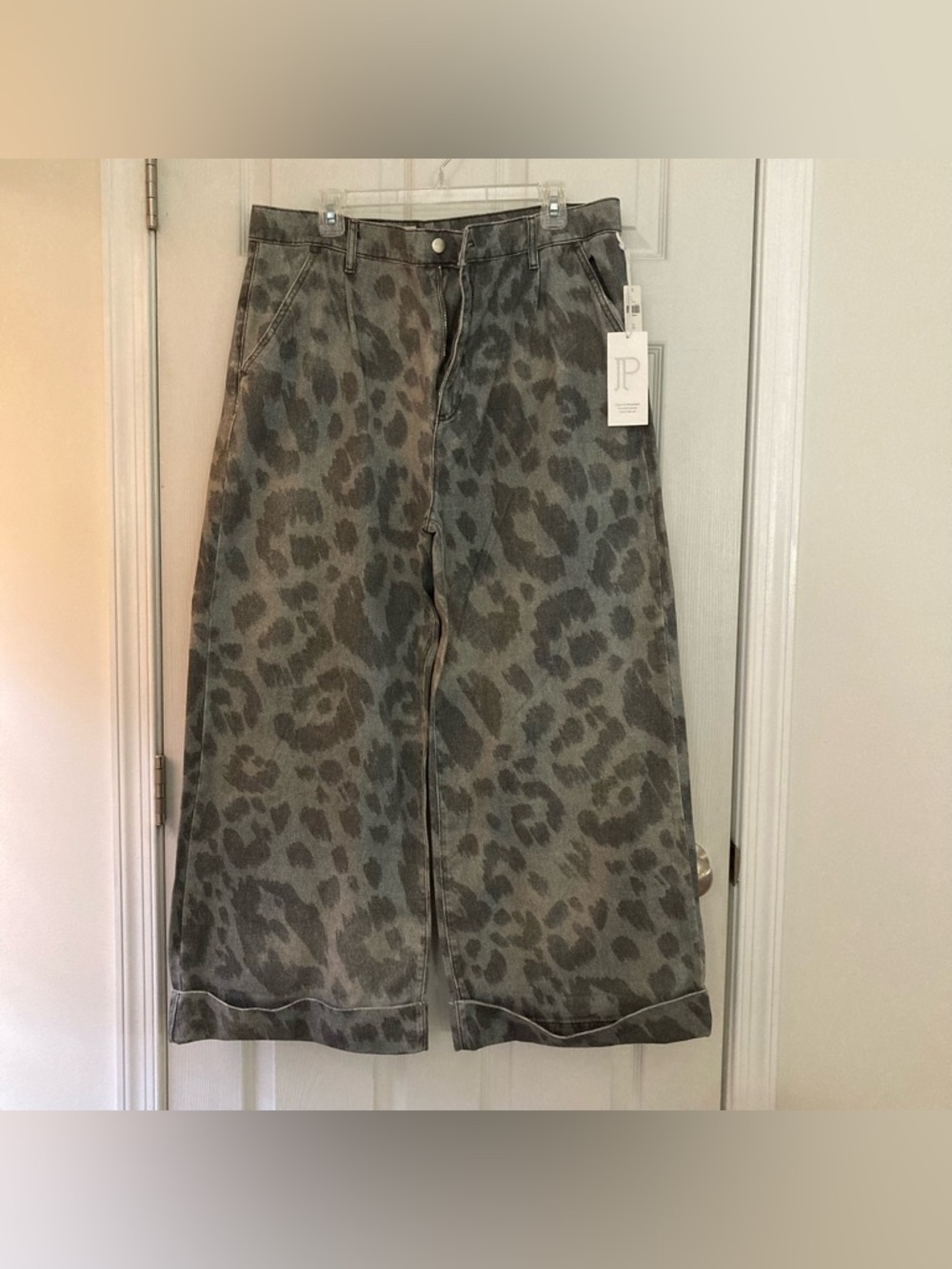 Anthropologie Pilcro Wide Leg Leopard print jeans, size 32